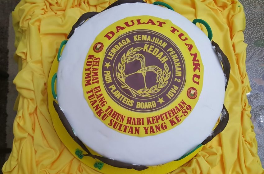  Majlis Persembahkan Kek Sempena Hari Keputeraan Sultan Kedah Ke 89